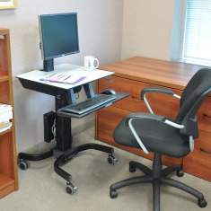mobiler Steh-Sitz Arbeitsplatz höhenverstellbarer Schreibtisch mit Rollen Ergotron WorkFit-C Single
