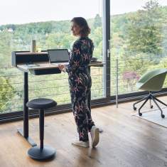 Höhenverstellbarer Schreibtisch elektrisch ergonomische Schreibtische Home Office Sedus se:desk home
Schublade optional
Sichtschutz mit integrierter Ablageplatte
Tischplatte mit abgerundete Ecken