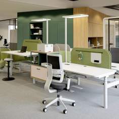 Projektinsel Büro höhenverstellbarer Arbeitstisch Doppelarbeitsplatz Büros Loungemöbel Stauraum Well Being CEKA Meet & Seat